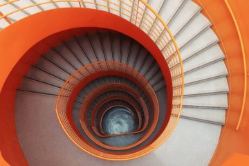 Image of a spiral staircase by Maxime Lebrun